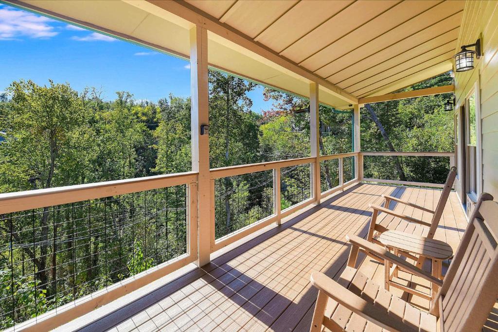 Balcony o terrace sa New Luxury Lodge - Gatlinburg - Mountain View!