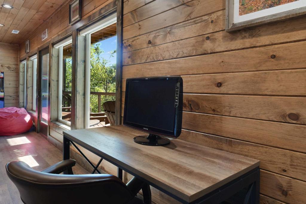 TV at/o entertainment center sa New Luxury Lodge - Gatlinburg - Mountain View!