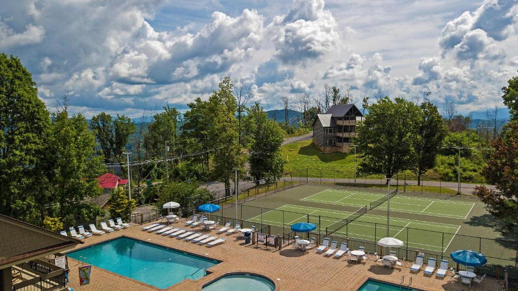 Swimming pool sa o malapit sa New Luxury Lodge - Gatlinburg - Mountain View!