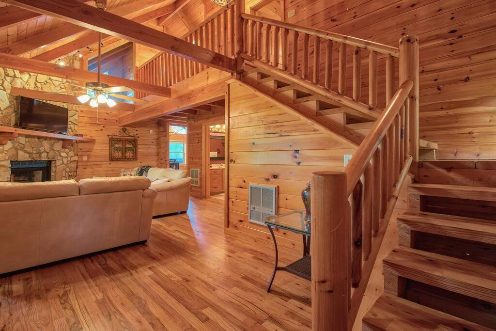 TV a/nebo společenská místnost v ubytování Beautiful Log Cabin with Panoramic Views