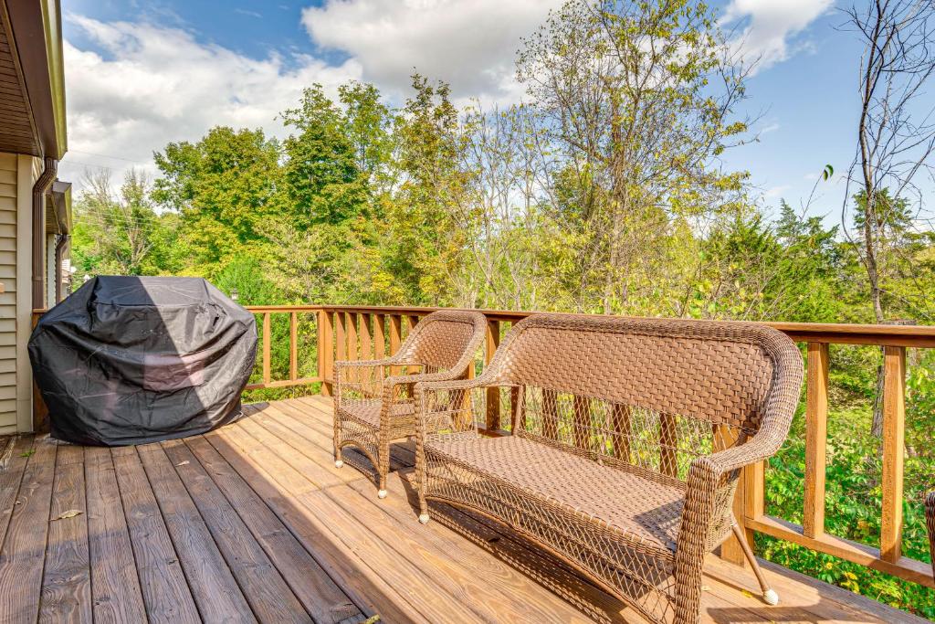eine Terrasse mit 2 Korbstühlen und einem Tisch in der Unterkunft Indianapolis Area Gem Hike, Bike and Golf! in Martinsville