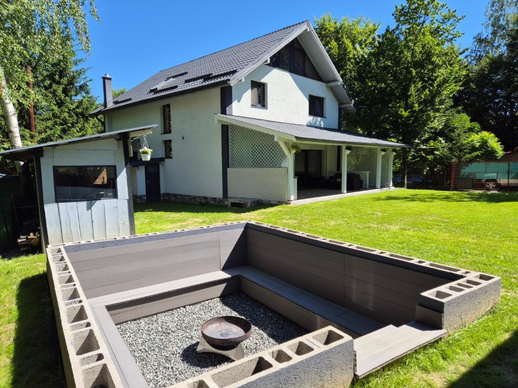 a backyard of a house with a raised garden at Vila Yolo Valea Avrigului in Porumbacu de Sus