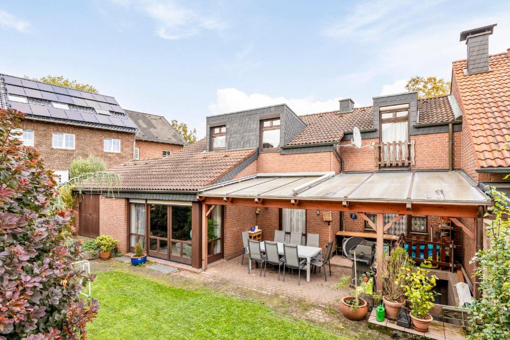 an exterior view of a house with a conservatory at Familyhouse Cologne in Hürth