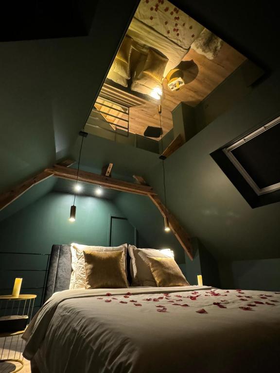 - une chambre avec un grand lit au plafond dans l'établissement Xclusif Love room, à Oppy