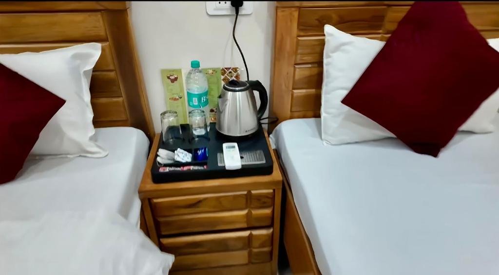 Postel nebo postele na pokoji v ubytování Hotel Hare Krishna Dham