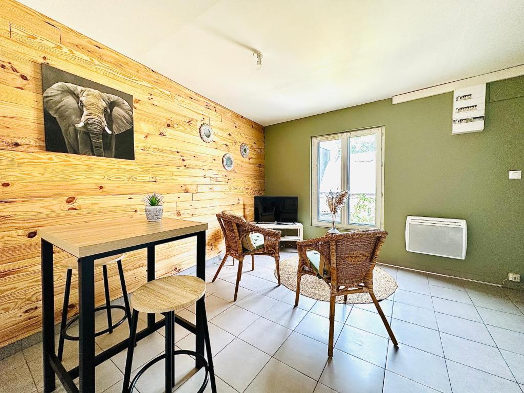 Zdjęcie z galerii obiektu Appartement en Plein Centre Ville Proche toutes commodités w mieście Le Mans