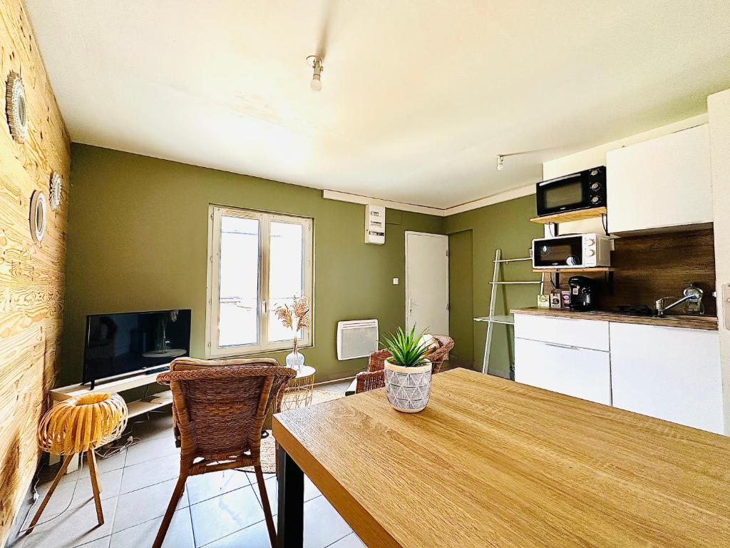 Zdjęcie z galerii obiektu Appartement en Plein Centre Ville Proche toutes commodités w mieście Le Mans