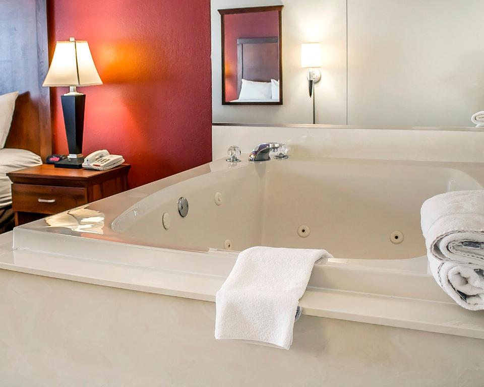 Quality Inn - Standaard Queen Room Met Bubbelbad - Niet -roken