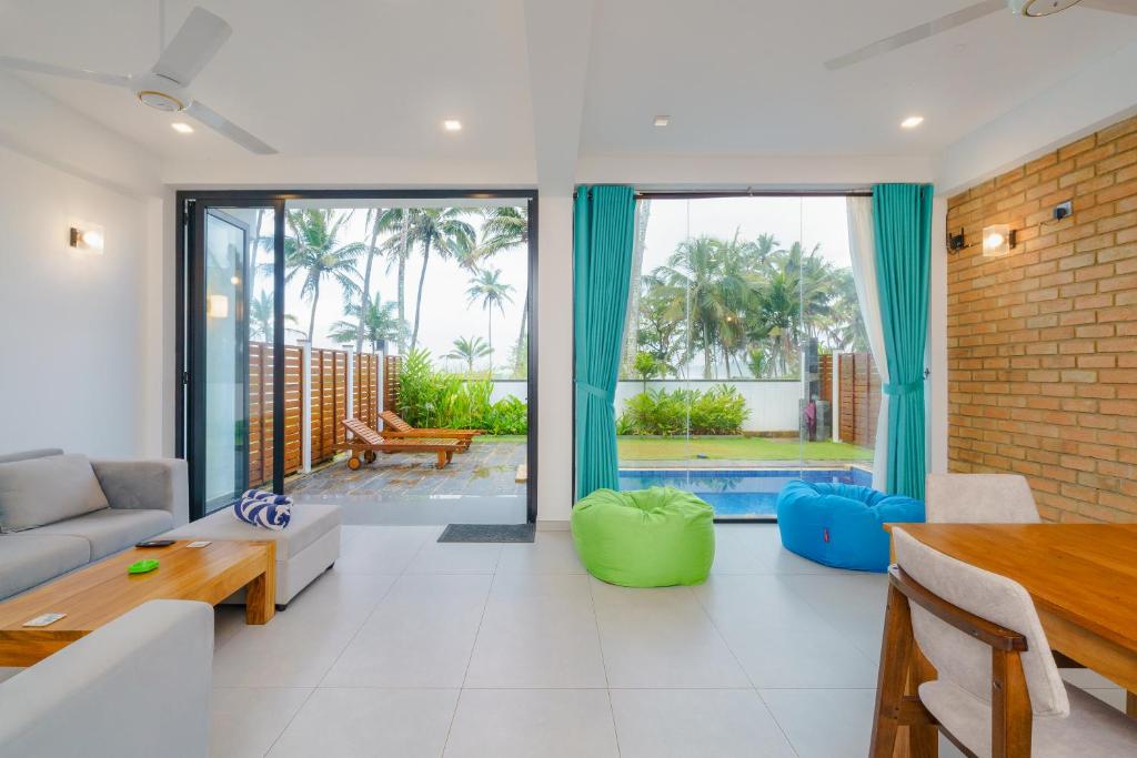 Posezení v ubytování Kaas Villas - Entire Two Bedroom Villa With Private Pool & Garden