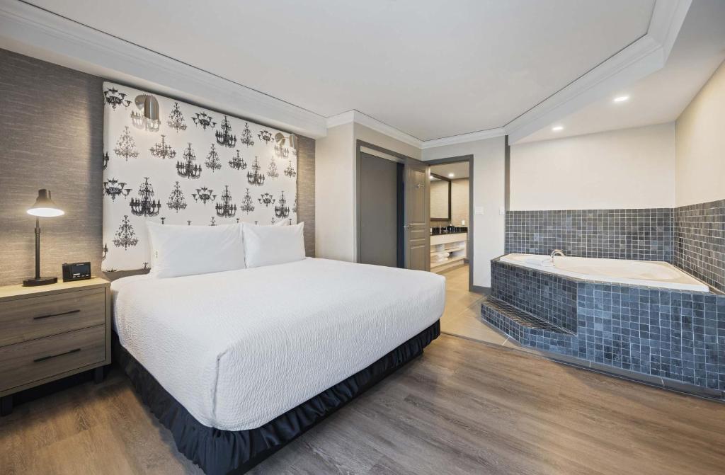 
Penthouse Suite, 1 King Bed, Sofa Bed, Kitchen
