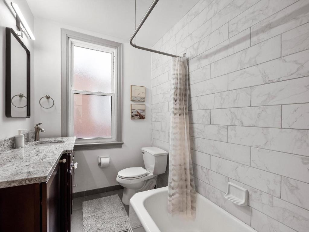 Koupelna v ubytování Oakland, Pittsburgh !F Unique and Stylish Private Bedroom with Private Bathroom