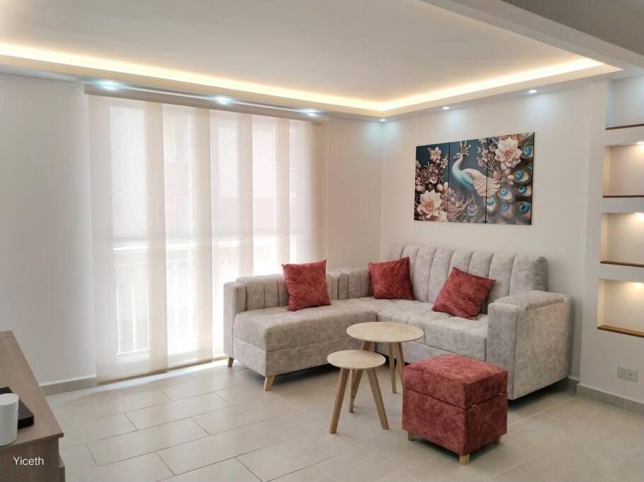 a living room with a couch and a table at T3 Apto con Aire y Piscina in Neiva