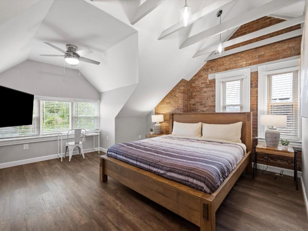 Postel nebo postele na pokoji v ubytování Oakland, Pittsburgh !F Unique and Stylish Private Bedroom with Private Bathroom