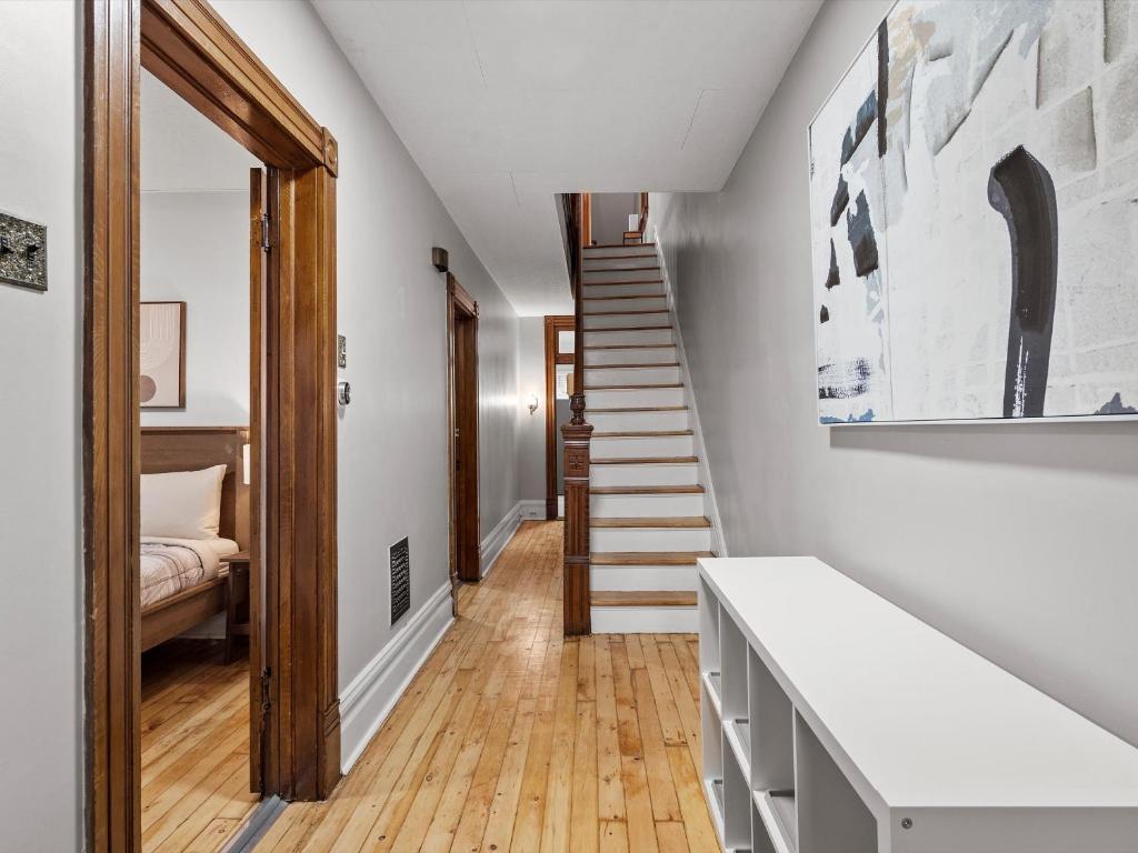 Postel nebo postele na pokoji v ubytování Oakland, Pittsburgh !F Unique and Stylish Private Bedroom with Private Bathroom