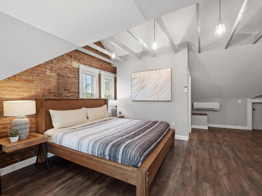 Postel nebo postele na pokoji v ubytování Oakland, Pittsburgh !F Unique and Stylish Private Bedroom with Private Bathroom