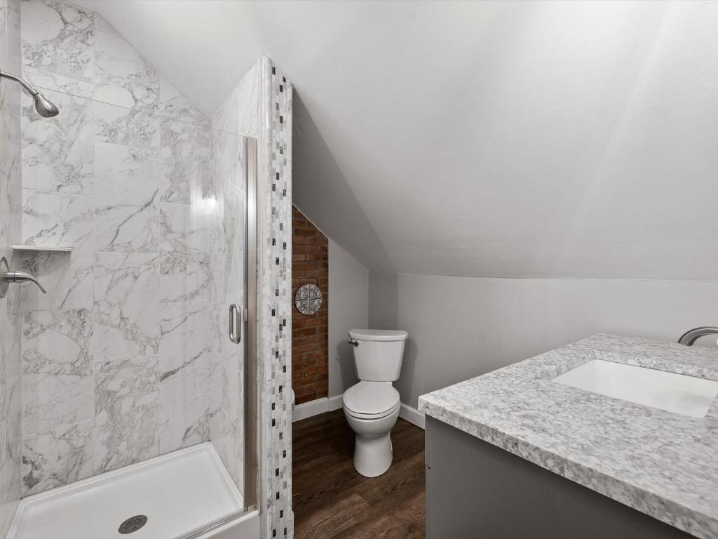 Koupelna v ubytování Oakland, Pittsburgh !F Unique and Stylish Private Bedroom with Private Bathroom