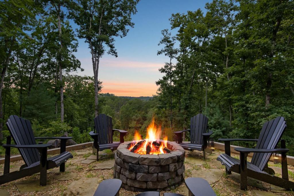 7 Min to DT Blue Ridge~Hot Tub~Fire Pit~Sleeps 12, Blue Ridge (updated ...