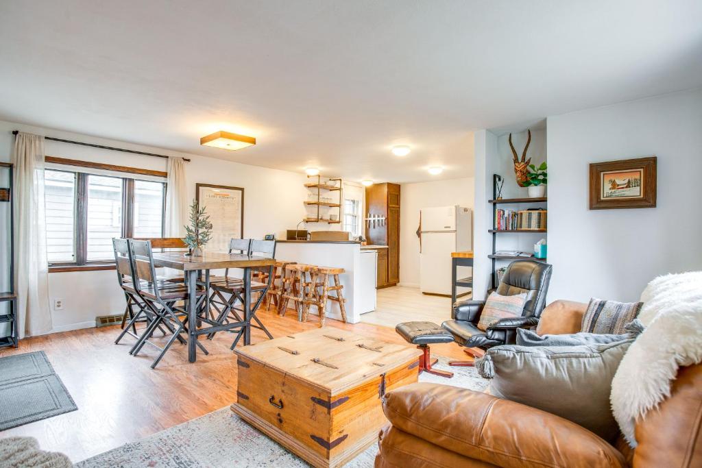 Η κουζίνα ή μικρή κουζίνα στο Hike, Ski and More Walkable Downtown Granby Home