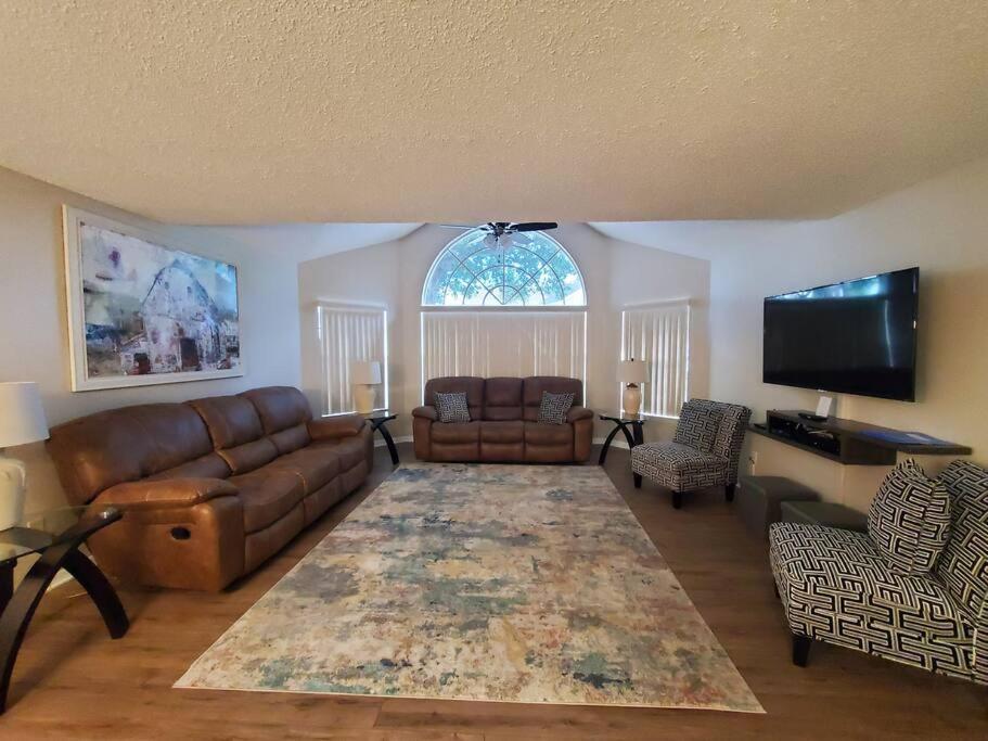 Μια τηλεόραση ή/και κέντρο ψυχαγωγίας στο Laguna Bay Villas - Disney Area Condo