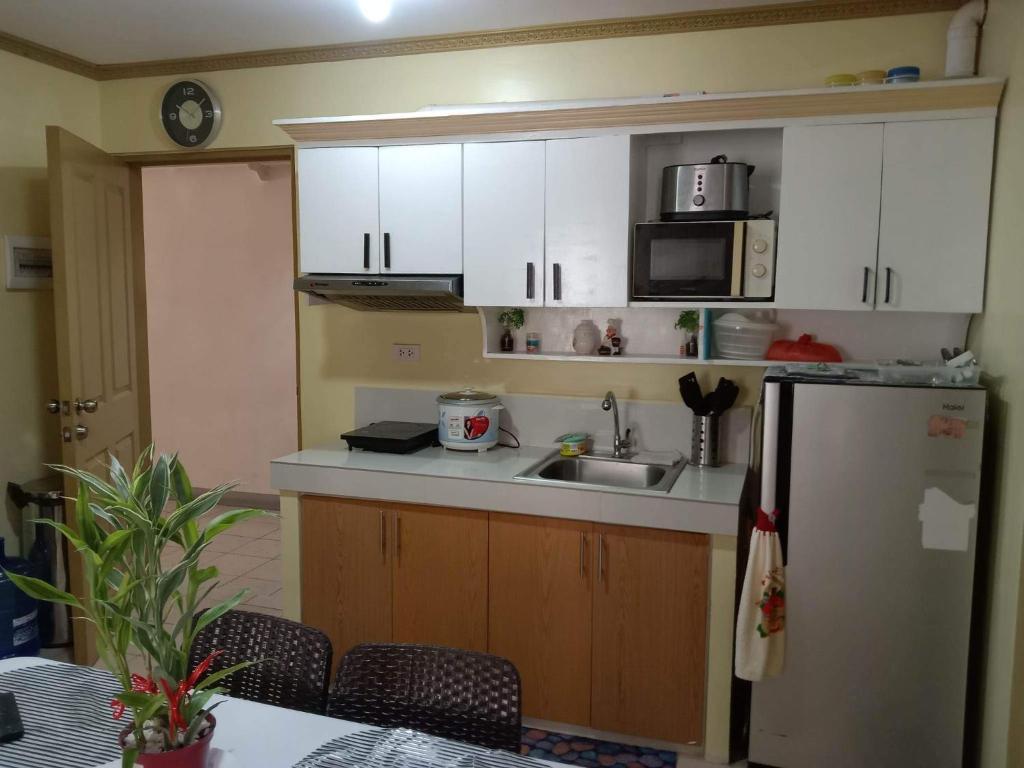 Kuchyň nebo kuchyňský kout v ubytování 2bdr condo rental furnished, w parking wifi free use pool