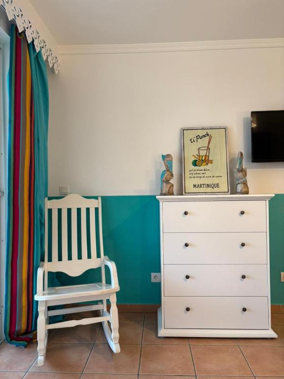 TV a/nebo společenská místnost v ubytování Couleur caraïbes-Ti créole appartement pierre et vacances accès plage et piscine