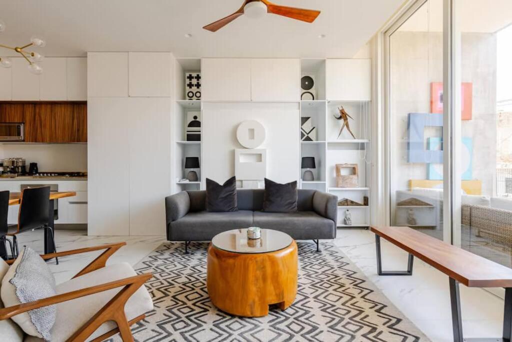 una sala de estar con un sofá y una mesa en Avida Residence, en Puerto Vallarta