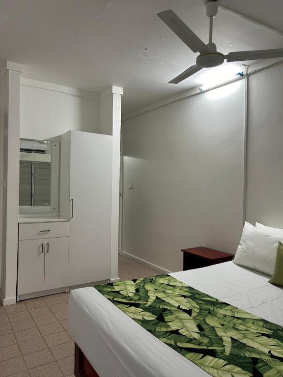 Rúm í herbergi á Yatu Lau Transit Hotel