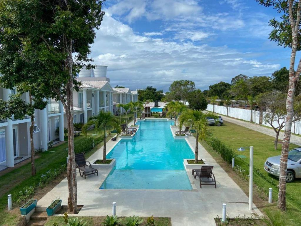 ein Bild von einem Swimmingpool in einem Ferienresort in der Unterkunft Casa para temporada em Arraial D'ajuda in Porto Seguro