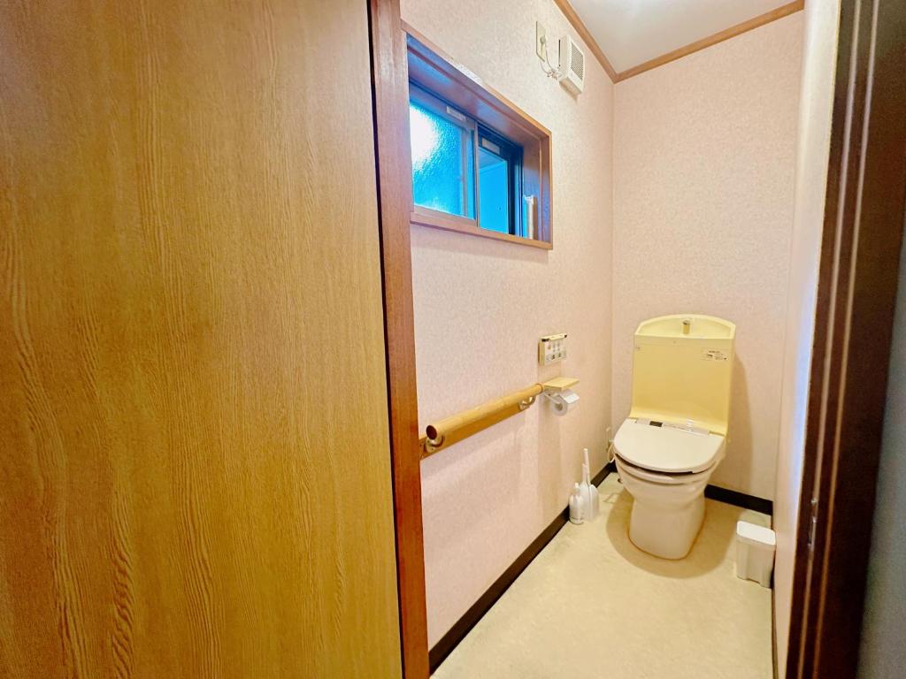 Koupelna v ubytování ファミリー仲良しグループ向け一棟貸切の宿ともだちハウス