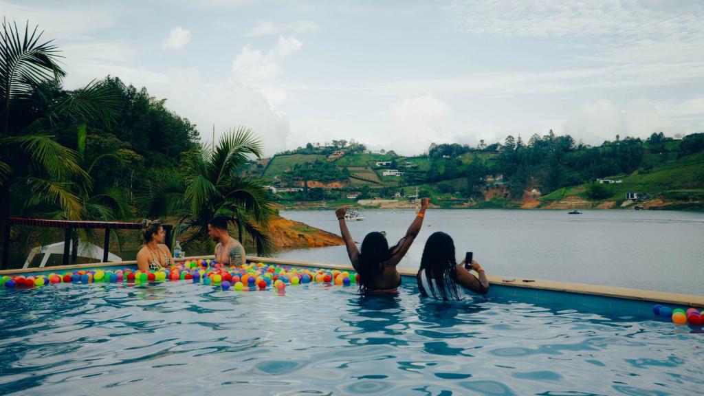 Bazén v ubytování Viajero Guatapé Hostel & Lake Club nebo v jeho okolí