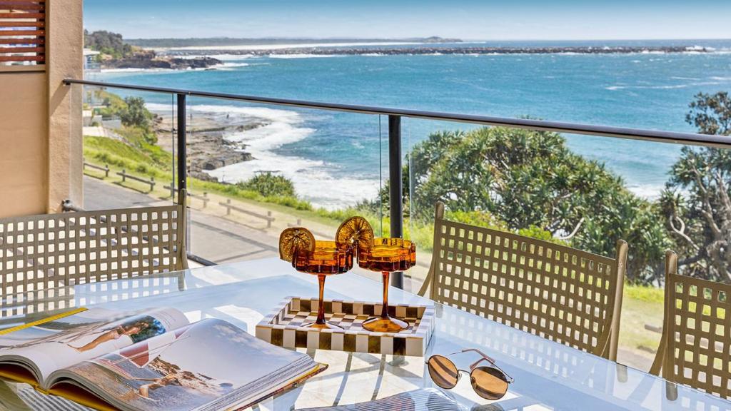 ein Balkon mit Blick auf das Meer in der Unterkunft Convent Cove - Penthouse with views over Convent in Yamba