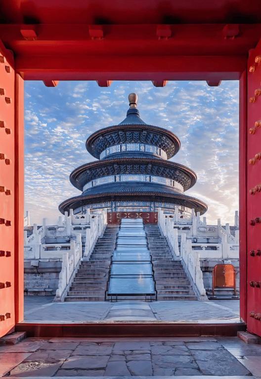 Bazén v ubytování East Sacred Hotel - very close to the Drum tower And Nanluoguxiang Houhai Bar Very close to the bird's nest water cube nebo v jeho okolí
