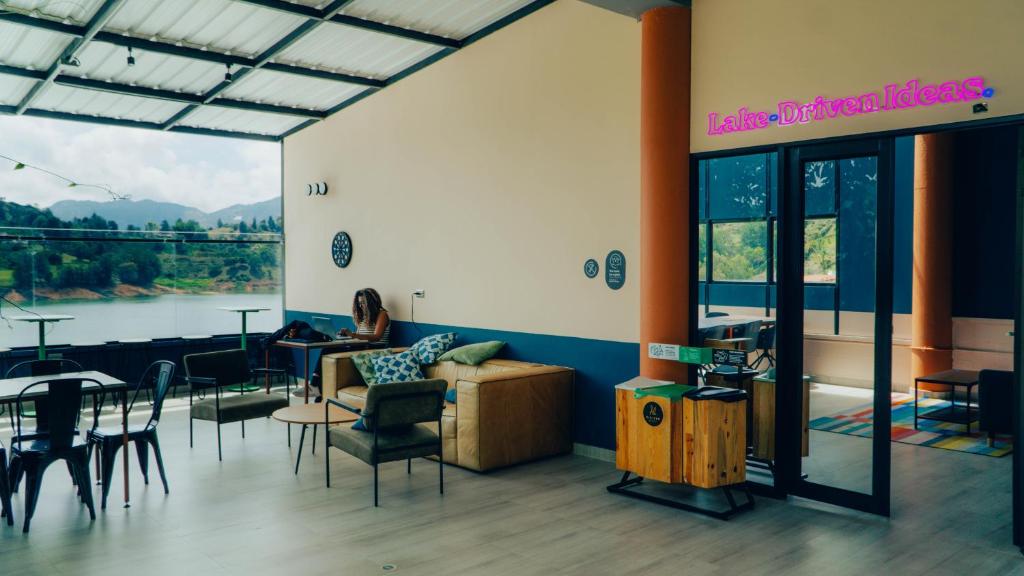 Posezení v ubytování Viajero Guatapé Hostel & Lake Club
