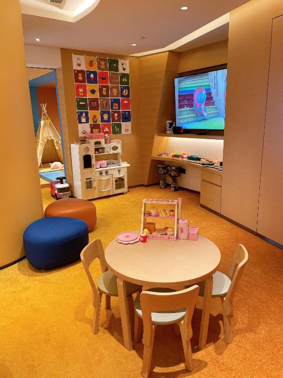 TV a/nebo společenská místnost v ubytování Sheraton Hong Kong Tung Chung Hotel