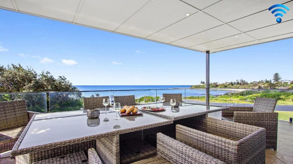 Un comedor con vista al mar en Catalina, en Culburra Beach