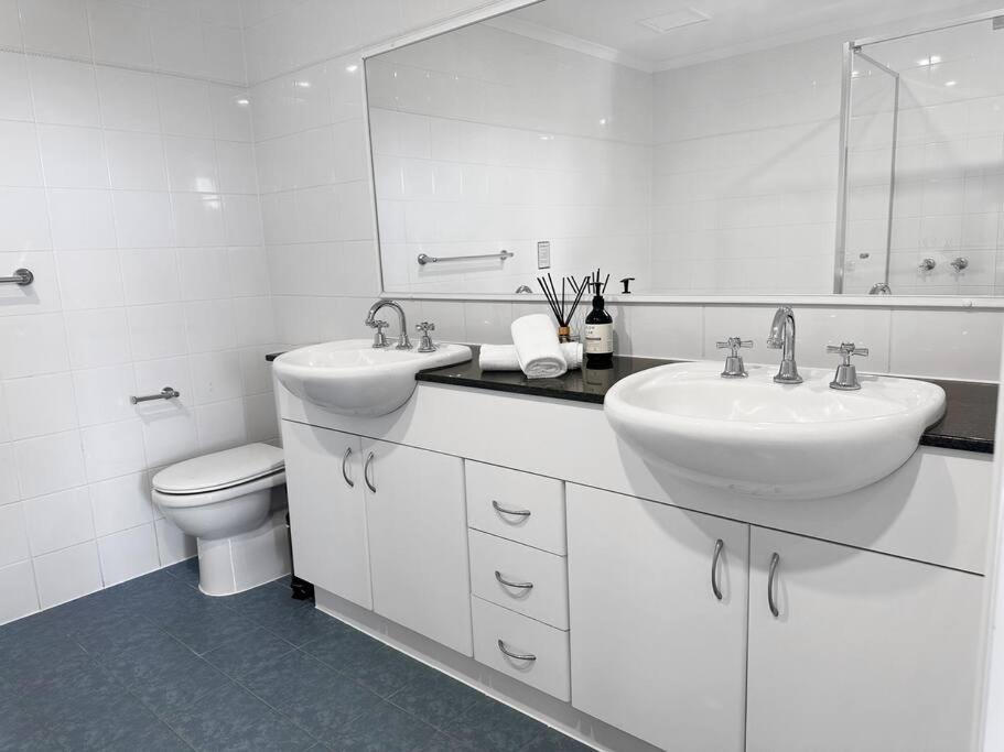 Koupelna v ubytování Unit 5 - Avoca Palms Resort - 3 bedroom apartment