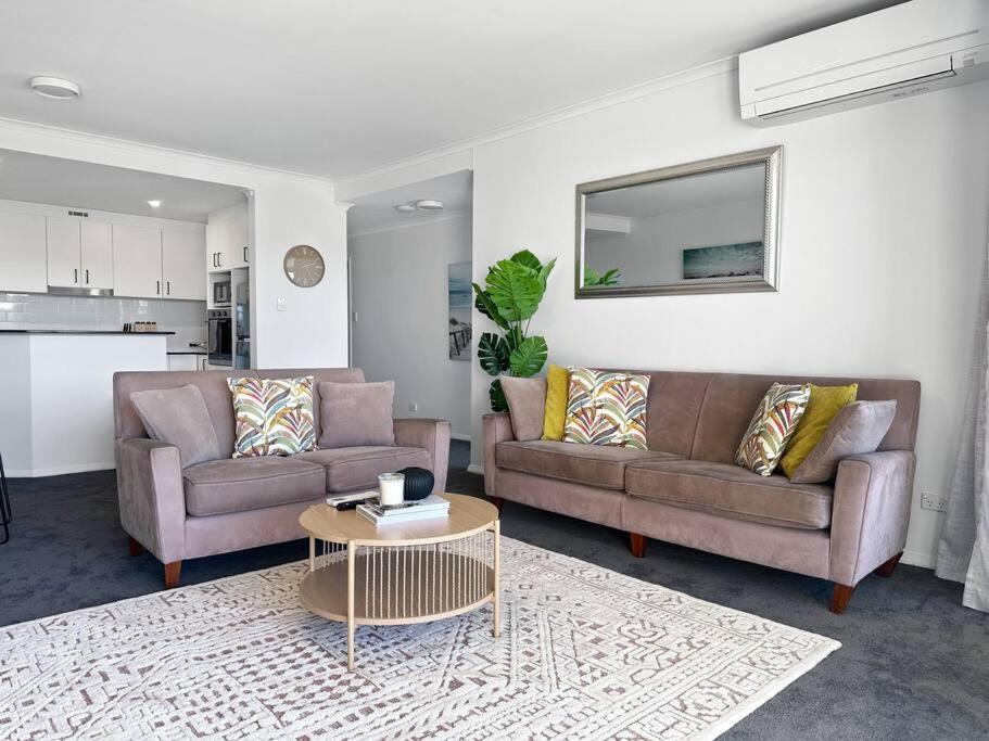 Posezení v ubytování Unit 5 - Avoca Palms Resort - 3 bedroom apartment