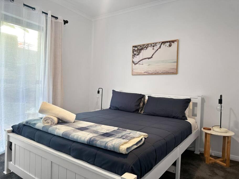 Postel nebo postele na pokoji v ubytování Unit 5 - Avoca Palms Resort - 3 bedroom apartment