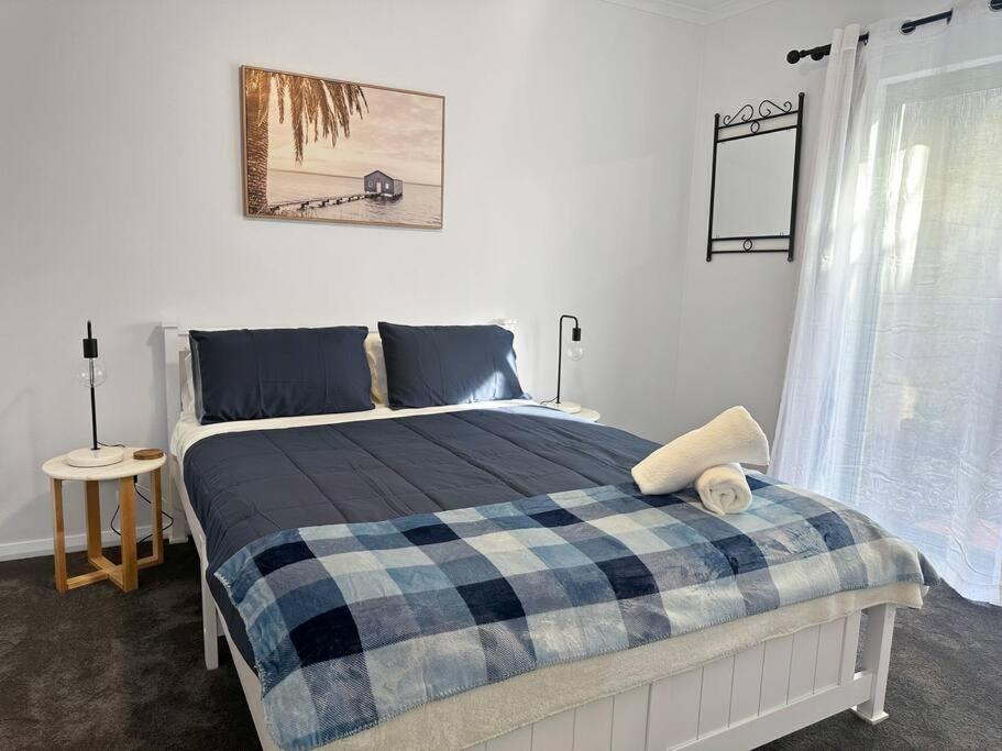 Postel nebo postele na pokoji v ubytování Unit 5 - Avoca Palms Resort - 3 bedroom apartment