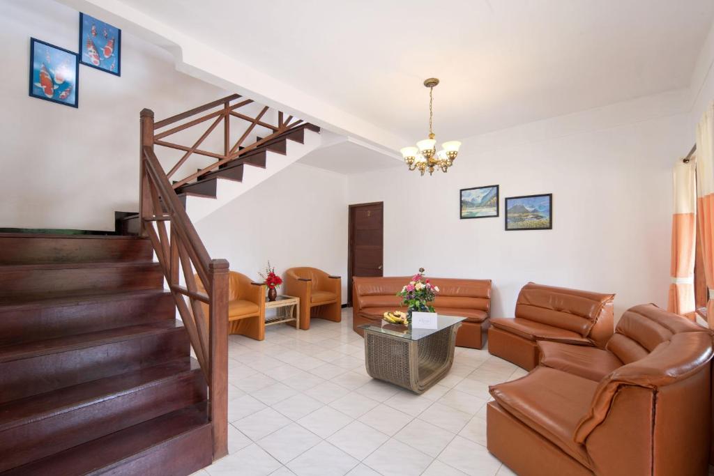 Posezení v ubytování Royal Hotel and Villas Trawas