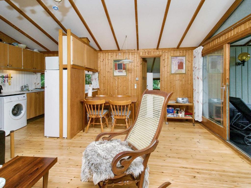 Kuchyň nebo kuchyňský kout v ubytování 4 person holiday home in Skibby-By Traum