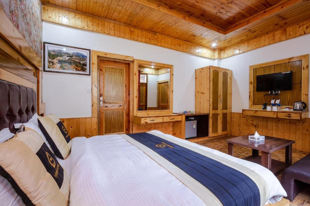 TV a/nebo společenská místnost v ubytování Hotel Cherry Manali