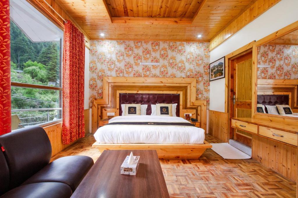 Postel nebo postele na pokoji v ubytování Hotel Cherry Manali