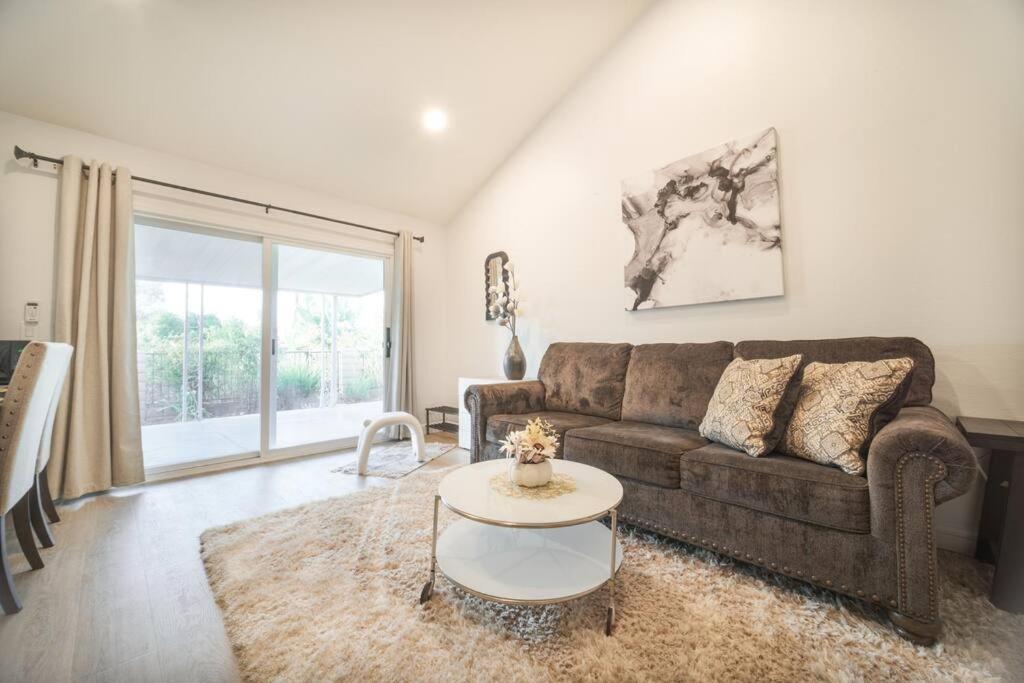 Et opholdsområde på 2 TVs - Vaulted Ceiling - Private Kitchen & Entrance