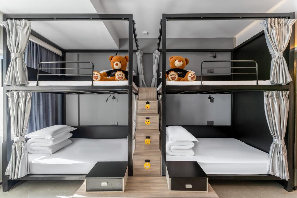 Postel nebo postele na pokoji v ubytování Yangshuo EMOJI YOUTH HOSTEL
