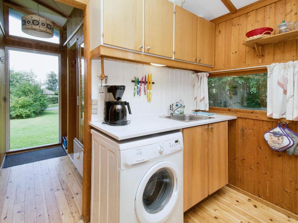 Kuchyň nebo kuchyňský kout v ubytování 4 person holiday home in Skibby-By Traum