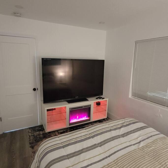 TV a/nebo společenská místnost v ubytování Cozy Miramar Getaway Apt #1