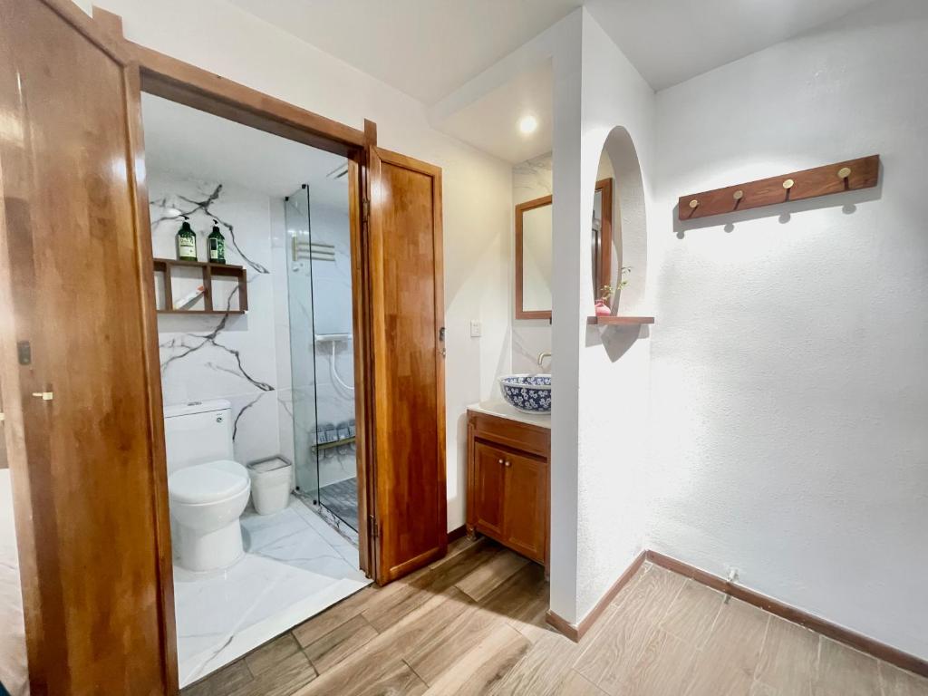 a bathroom with a toilet and a glass shower at Bian Cheng Xing Zi Inn in Fenghuang County