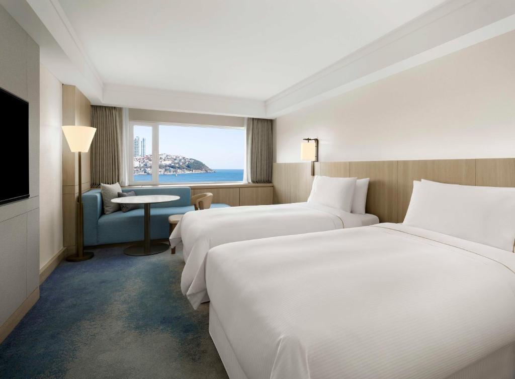 Postel nebo postele na pokoji v ubytování The Westin Josun Busan