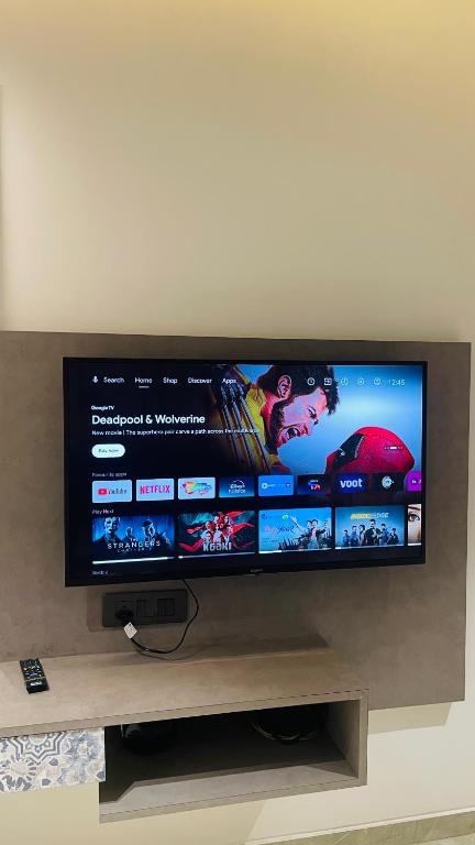 TV a/nebo společenská místnost v ubytování Nisarg’s stays